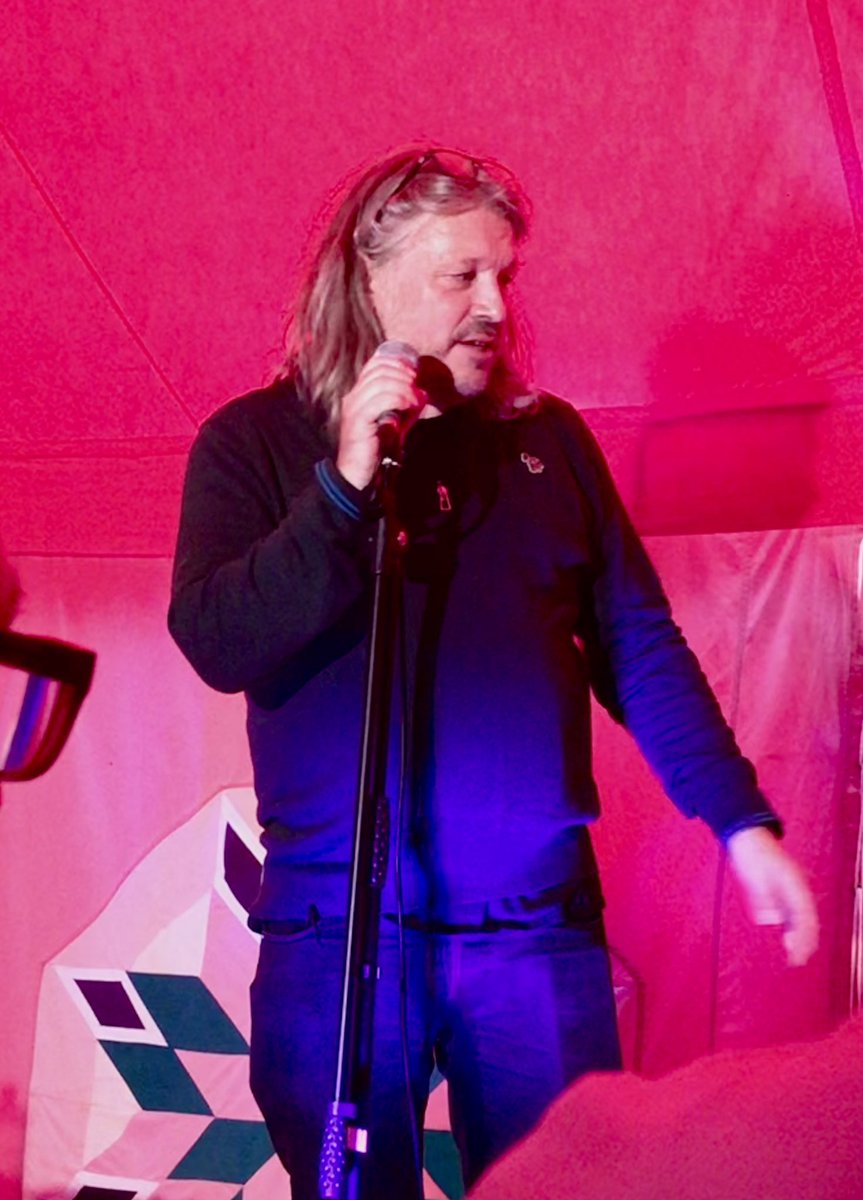 My final day at @vfringe was was topped off by meeting (and interviewing) the legendary @Herring1967 and seeing his very funny stand up show. Richard told me he enjoyed an IOW must-see, Godshill Model Village.