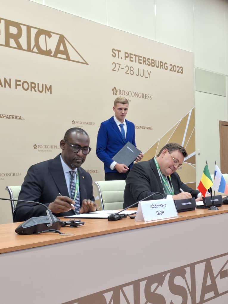ambassade_russe's tweet photo. Le 27 juillet. La signature d'un Accord entre les Ministères de la Justice de Russie et du Mali.
27 июля. Подписание соглашения между Минюстами России и Мали. https://t.co/jXFJAuA0KL
