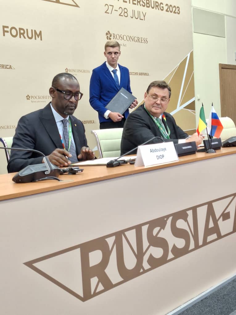 ambassade_russe's tweet photo. Le 27 juillet. La signature d'un Accord entre les Ministères de la Justice de Russie et du Mali.
27 июля. Подписание соглашения между Минюстами России и Мали. https://t.co/jXFJAuA0KL