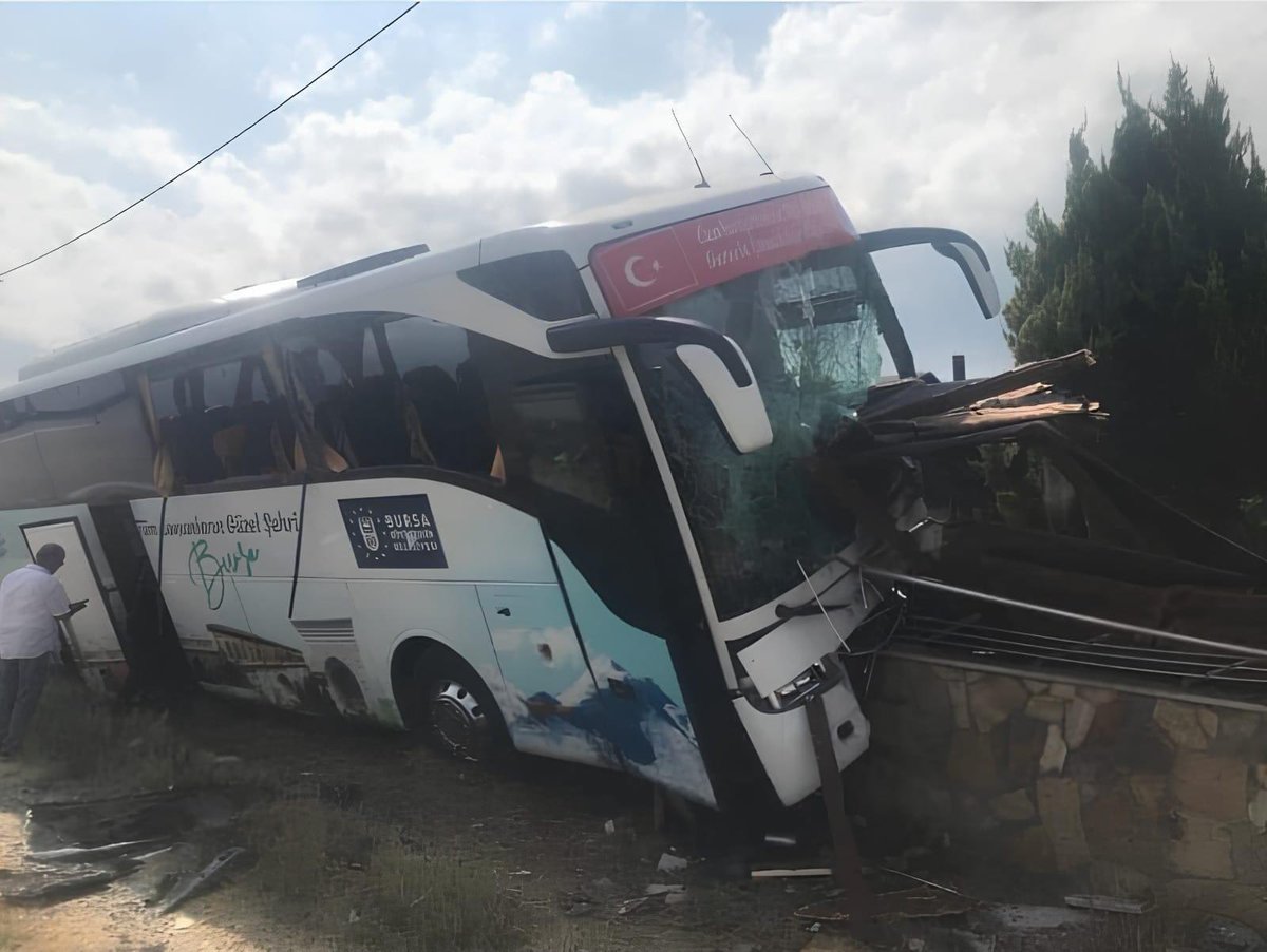 Çanakkale gezisi dönüşü hemşehrilerimizi taşıyan otobüsün kaza yapması sonucu hayatını kaybeden BBB personeli Adem Koçak’a Allah’tan rahmet niyaz ediyor, yaralılara acil şifalar diliyorum.

Başımız sağ olsun.