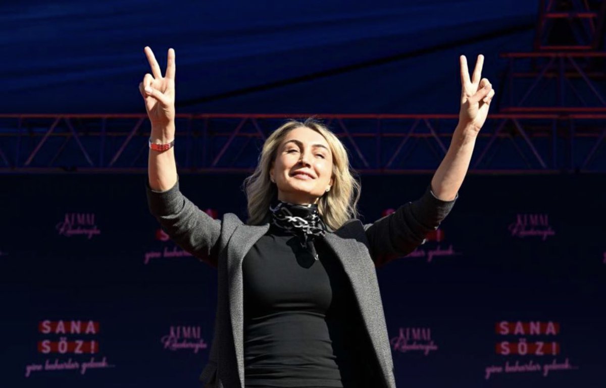 SoftMujde's tweet photo. İstanbul seçimlerine kadar Ekrem İmamoğlu’nun eşi Dilek İmamoğlu’nun Van’da verdiği bu görüntüyü ara ara hatırlatacağım demiştim. 

Yok öyle unutmak.. https://t.co/pbMzRThDmG
