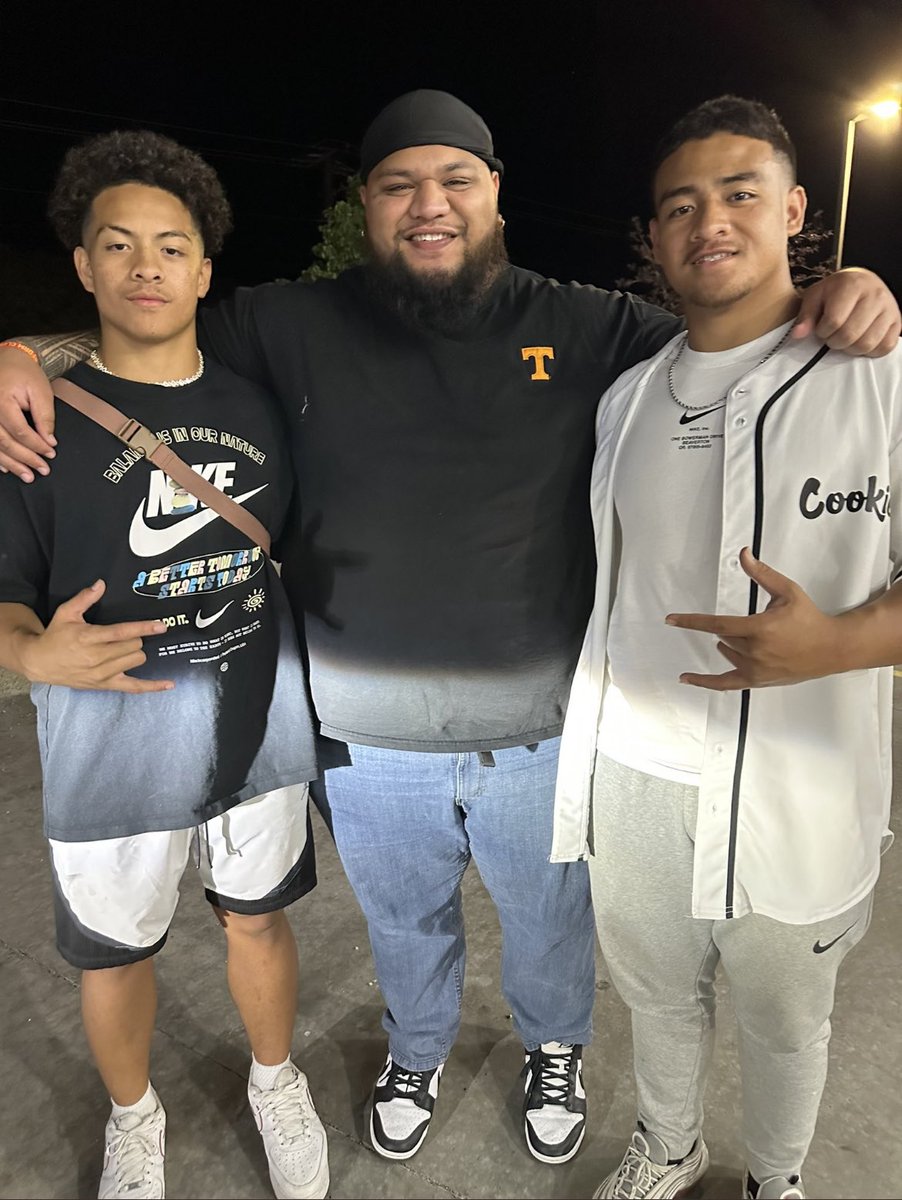 taezenselu's tweet photo. Always great to see coach @AaronAmaama when he’s in town and always a blessing to meet with him @MooseB90 @skyridgefb @PrepRedzoneUT @Vol_Football @247Sports https://t.co/0xqiqOYugv