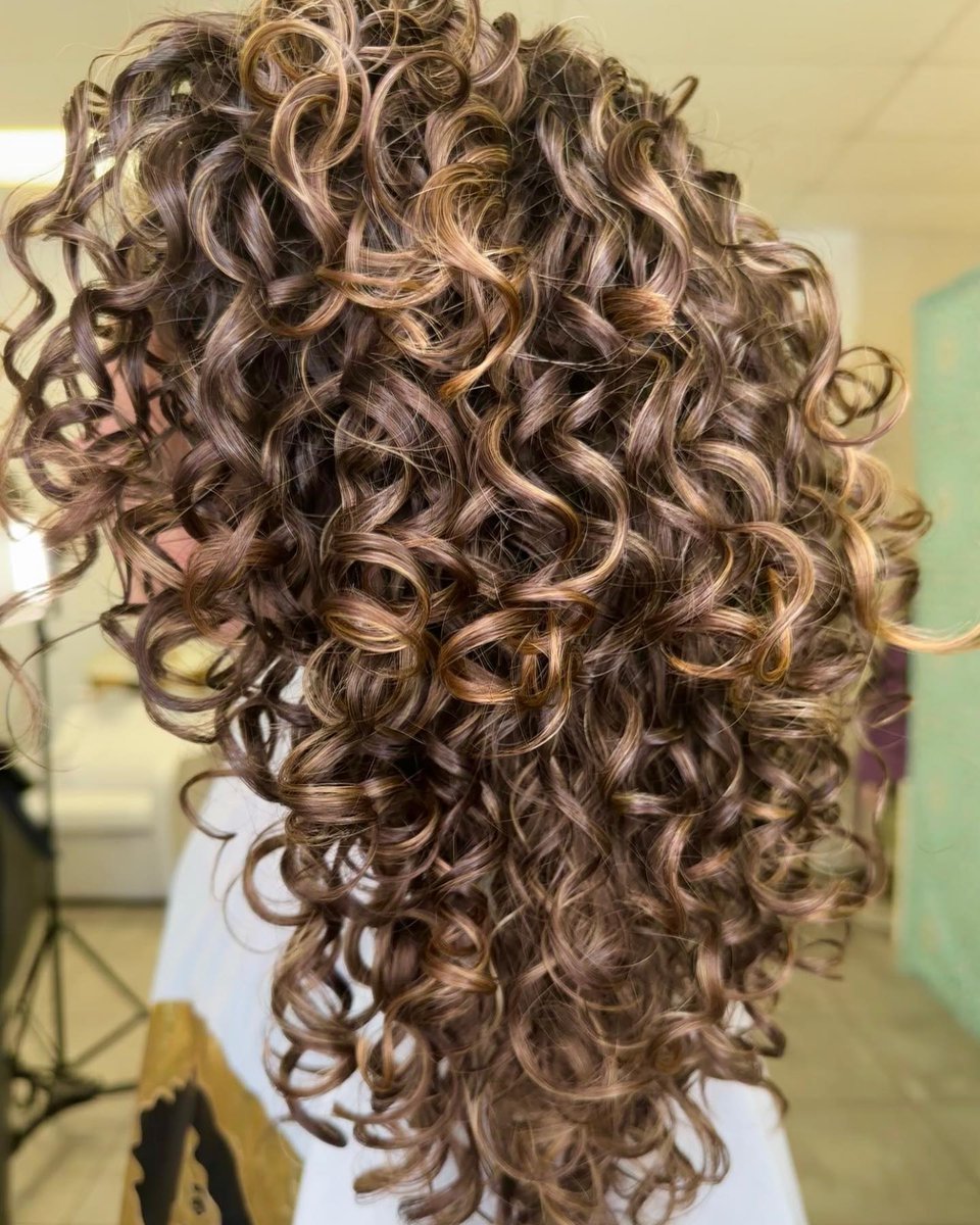 BounceCurl's tweet image. The most bouncy curls I’ve ever seen 😍
.
Curly cut + bouncecurl 🌀✨
.
.
#curlycut 
#bouncecurl 
#bouncecurlologist 
#bouncecurlstylist 
#curlspecialist 
📷 @cashgottherecipe