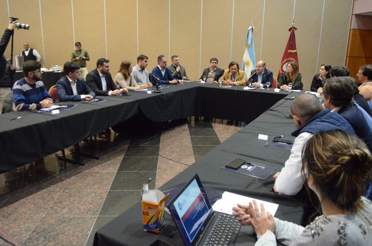 ricardo_villada's tweet photo. Seguimos trabajando en infraestructura y conectividad digital en toda #Salta
Nos reunimos el gobernador @GustavoSaenzOK, #SALTIC con las universidades y rep. del rubro de las telecomunicaciones para exponer el trabajo realizado hasta ahora y proyectar acciones público-privadas🤝 https://t.co/1YMZIAR8Bk