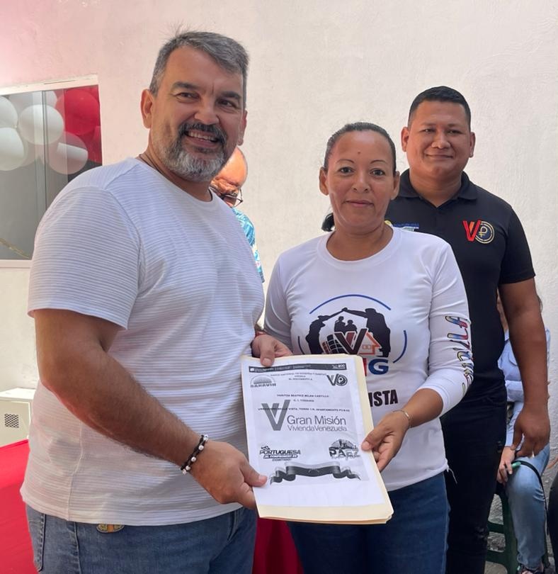 Banavihaldia's tweet photo. #BanavihPortuguesa🇻🇪|| Este #27DeJulio,  se entregaron 32 #DocumentosdePropiedad pertenecientes al urbanismo "Bella Vista" del municipio Paez, otro logro de nuestra prestigiosa institución, seguimos garantizando  la seguridad jurídica de cada familia beneficiada por la #GMVV. https://t.co/HDf79eKMjm