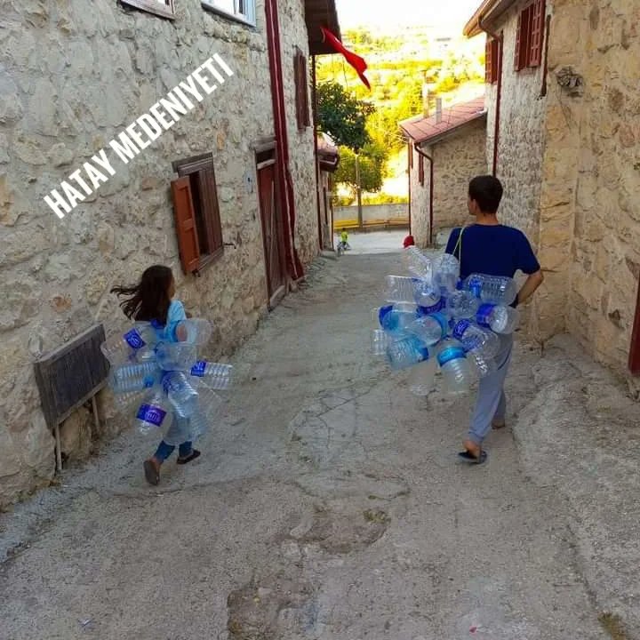 akdenizindoga's tweet photo. Susuzluk... Çaresizlik... Nedir bilir misiniz ?
Ailenin su ihtiyacını karşılayabilmek için kilometrelerce yürüdün mü hiç? https://t.co/0mKblKlQQ0