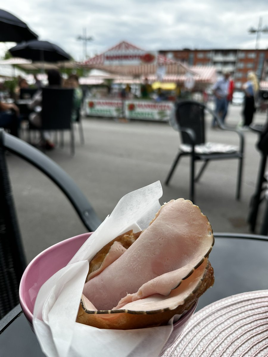 AndersenMicke's tweet photo. Jospa sitä kerran kesässä söisi ”pakollisen” lounaan. #vety #savukinkulla https://t.co/ohiw54RVSG