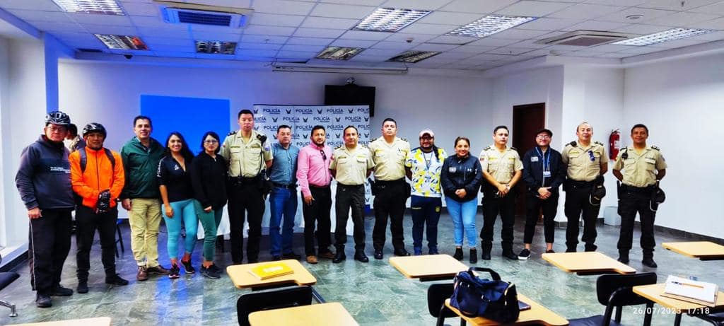 GokusBike's tweet photo. Ayer 26 de Julio de 2023, varios colectivos de Quito se reunieron con la zona 9 del DMQ de la @PoliciaEcuador, para articular trabajo conjunto entre ciclistas urbanos y servidores policiales en la búsqueda de #CicleadasSeguras.
#NoMasCiclistasMuertos @CiclismoQ https://t.co/h6HFkmZ80Y