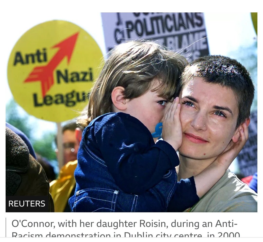 Many beautiful words said about the great #SineadOConnor 
Lovely pic here from 2000, when on an Anti Nazi League demonstration defending refugees...
One in a million.
May she be at peace.
Thanks to <a href="/ClaireDiss/">Claire Diss</a> 
<a href="/lmhrnational/">Love Music Hate Racism</a>