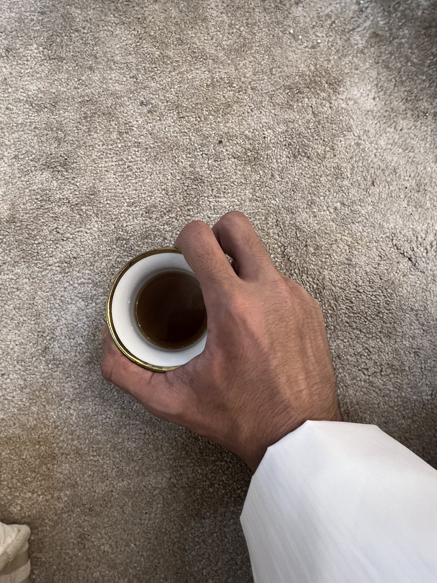 عليك السلام الوافر بكل وقت وحين 
يامن غاب عن عيني ولا غابت أطيوفة 

يقولون لابد اللقاء يجمع الحيين 
وأنا أقول لولا الوقت ما شانت ظروفة 

سقى الله يوم المواجة شبة روتين 
وجلساتنا بالود والشوق محفوفة .. 

قبل دمعة الحسره تبل الجفن وتبين
وتستوطن الاحزان في جوفي وجوفه

وهجدنا الفراق