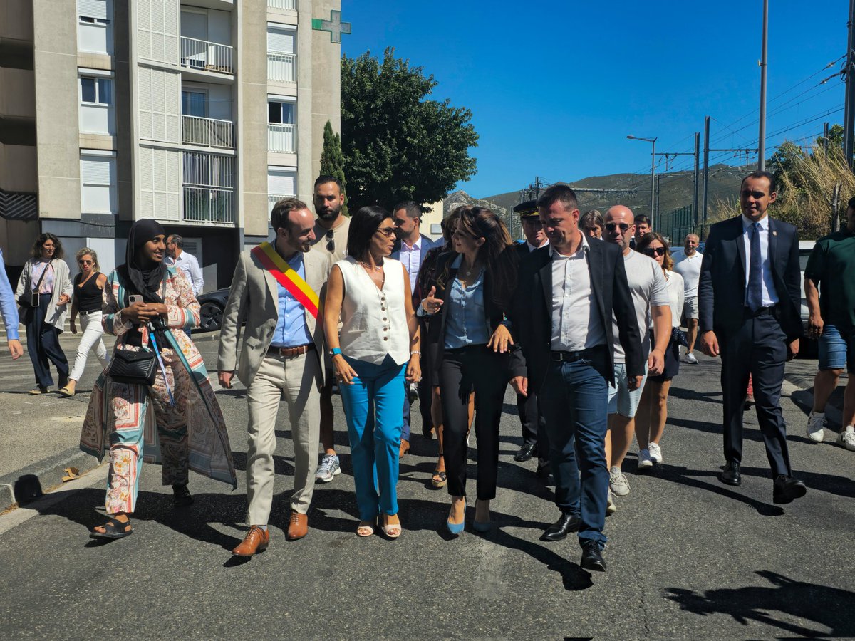 NoraPreziosi's tweet photo. • 𝙌𝙋𝙑 👇

En mer d'abord avec l'asso. Le Grand Bleu, puis au cœur de la cité Air Bel, @SabrinaRoubache a choisi #Marseille pour son 1er déplacement ministériel.

À ses côtés, je l'ai assurée de la continuité de l'engagement du @Departement13 en faveur des habitants des #QPV ! https://t.co/L95JRB5yUw
