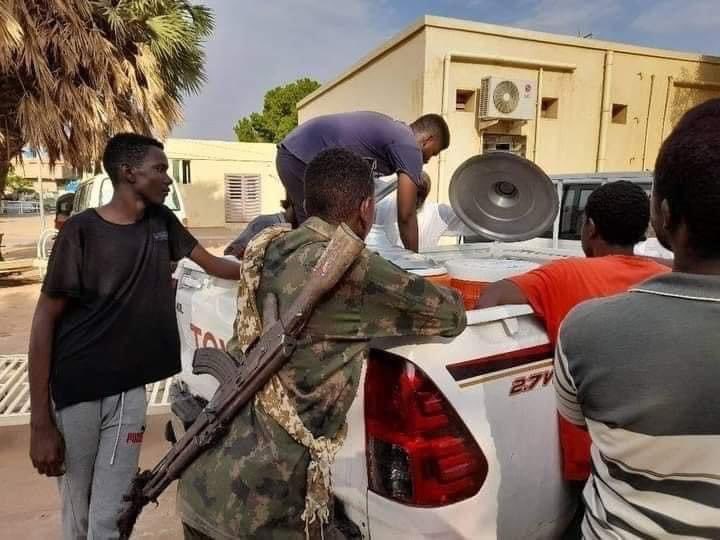 TheSudanPost's tweet photo. قوة من الجيش من منطقة وادي سيدنا العسكرية توزيع وجبة للجان المقاومة والكوادر والمتطوعين بمستشفى النو بأم درمان 

#السودان https://t.co/OMbrnNObbY