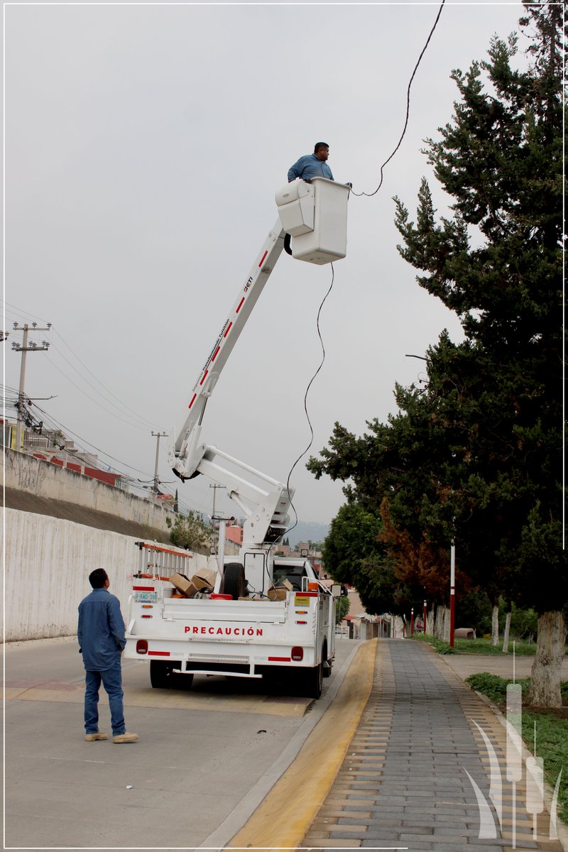 25_27Tultitlan's tweet photo. #SeguimosTransformandoTultitlán en un #MunicipioSeguro| Con más y mejor infraestructura estamos iluminando todas las colonias de #Tultitlán, esta mañana @Serv_Pub1921 realizo la colocación de nuevas luminarias LED en la Colonia #RealdelBosque 👌. https://t.co/h7qOFKLf5i