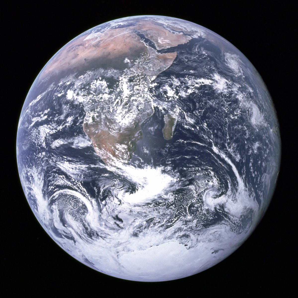 'Dünya'nın Mavi Misket'' olarak bilinen, Dünya'nın ilk tam renkli görüntüsü.

7 Aralık 1972 tarihinde Apollo 17 astronotları Eugene Cernan, Harrison Schmitt ve Ronald Evans tarafından Ay'a doğru giderken Apollo 17 uzay aracından çekildi. 🌍🚀 #Dünya #Uzay #Apollo17