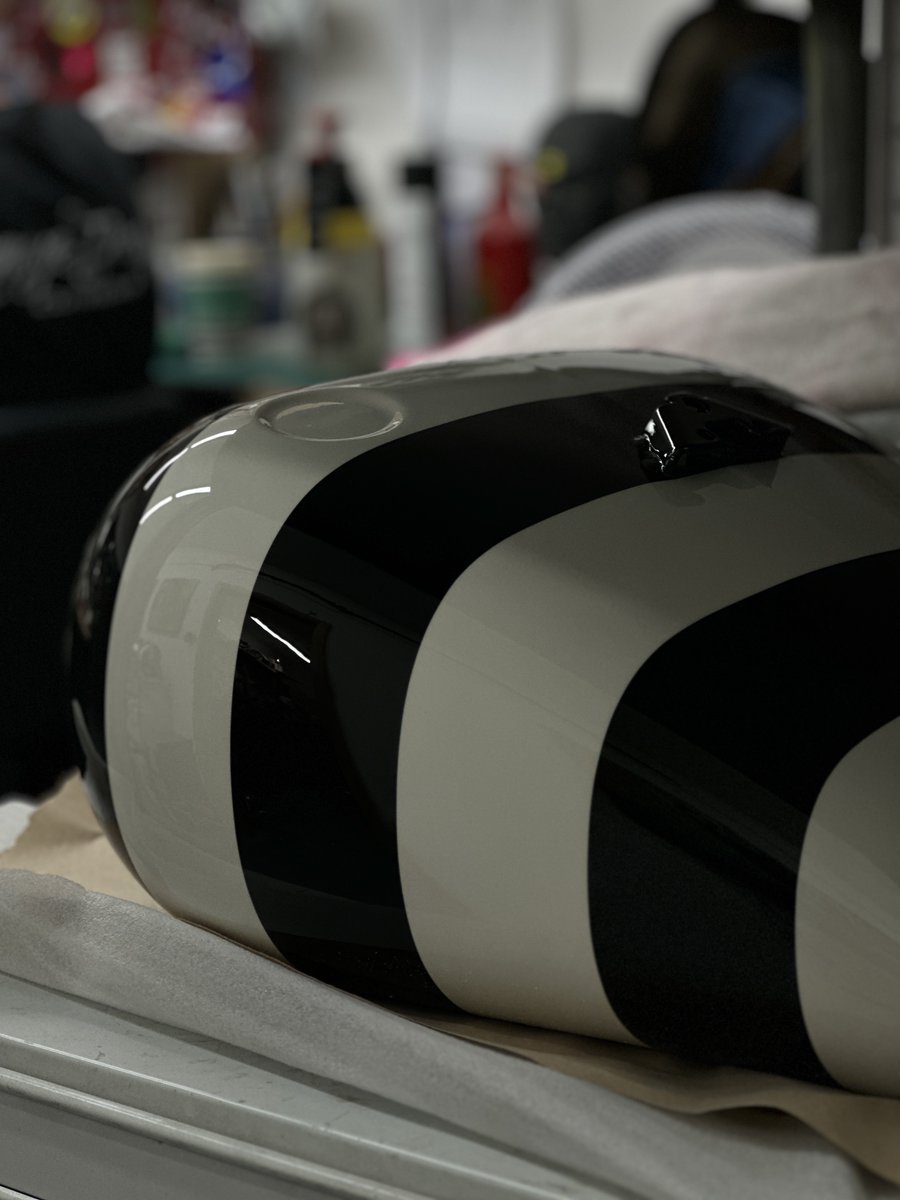 idcustom's tweet photo. #WorkshopCloseUps 🎨 

#customdesign #custompaint https://t.co/dJxohgeuYx