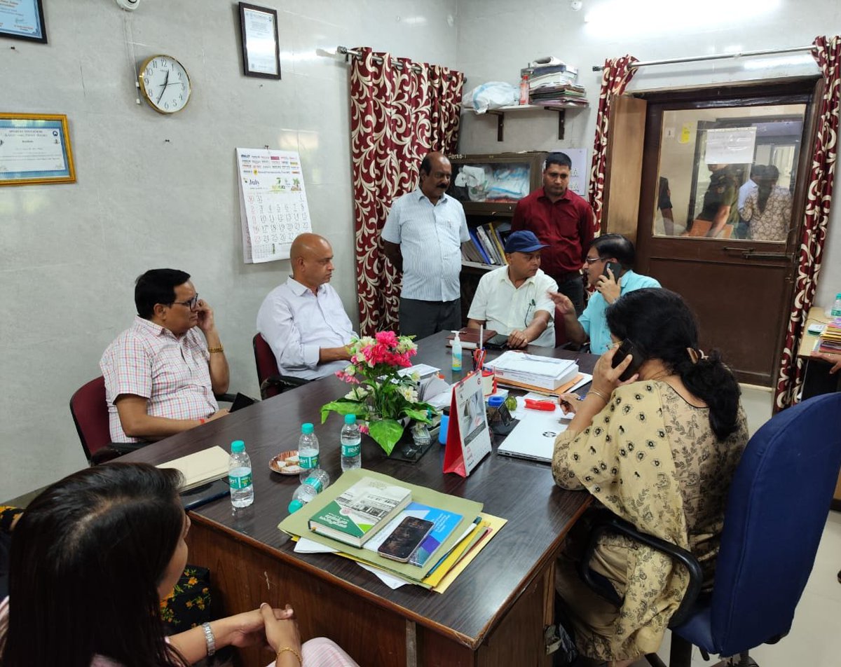 mlnmcprayagraj's tweet photo. #MeUP@MLNMC: Visit of  Prof Sanjeev Nair, Chairman National Task Force,  NTEP;Dr Shailendra Bhatnagar,State TB Officer , UP ;Dr Ashu Pandey , CMO, Prayagraj; Dr AK Tiwari,  DTO, Prayagraj ...for upcoming TB Culture and DST Lab..... https://t.co/p6jU5kBpvp