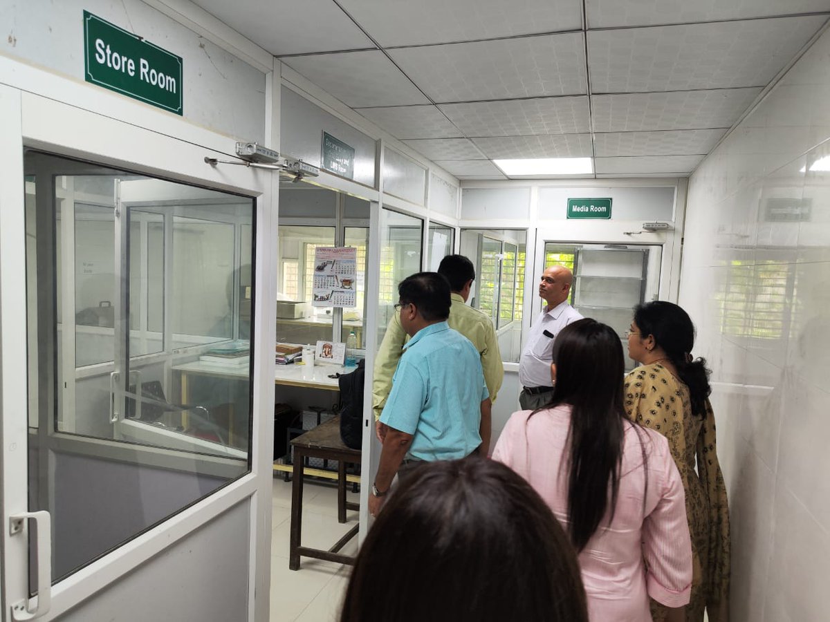 mlnmcprayagraj's tweet photo. #MeUP@MLNMC: Visit of  Prof Sanjeev Nair, Chairman National Task Force,  NTEP;Dr Shailendra Bhatnagar,State TB Officer , UP ;Dr Ashu Pandey , CMO, Prayagraj; Dr AK Tiwari,  DTO, Prayagraj ...for upcoming TB Culture and DST Lab..... https://t.co/p6jU5kBpvp