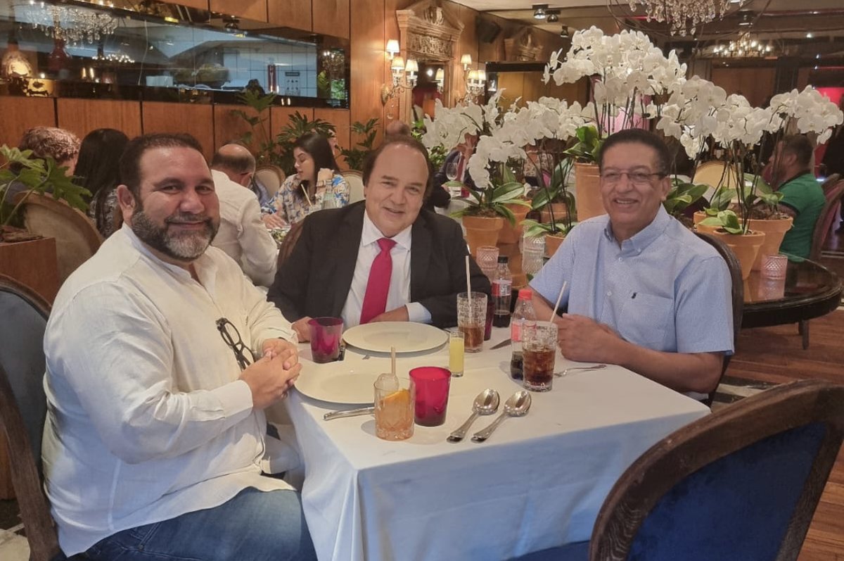 Almorzando hoy con mis buenos amigos ⁦<a href="/RogelioGenao/">Ramón Rogelio Genao</a>⁩ y Jhonny Jones . Pasando revista al acontecer nacional.