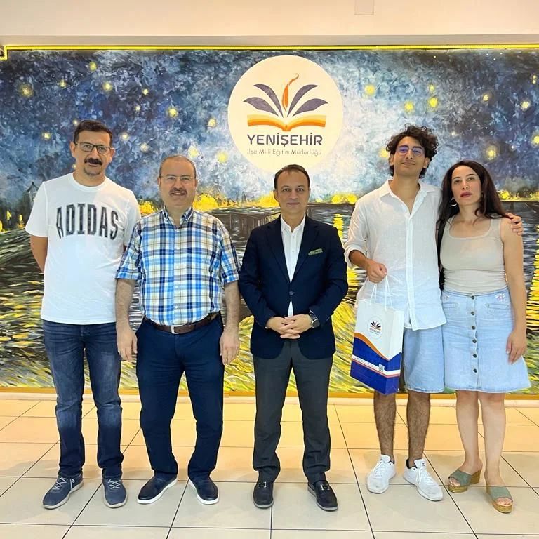 yenisehirmem_33's tweet photo. İlçe Müdürümüz Sayın @necmidinc, #yks2023  AYT SAYISAL'da Mersin 1⃣'inci,Türkiye 9⃣0⃣’ıncısı olan @mersineafl  öğrencisi Baran İNCİ'yi ailesi ve Okul Müdürü İmran BAĞDEMİR ile birlikte makamında misafir ederek tebrik etti ve öğrenim hayatında başarılar dileyerek hediye verdi. https://t.co/WMqAUSfY2c