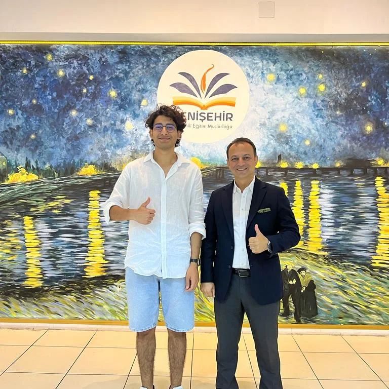 yenisehirmem_33's tweet photo. İlçe Müdürümüz Sayın @necmidinc, #yks2023  AYT SAYISAL'da Mersin 1⃣'inci,Türkiye 9⃣0⃣’ıncısı olan @mersineafl  öğrencisi Baran İNCİ'yi ailesi ve Okul Müdürü İmran BAĞDEMİR ile birlikte makamında misafir ederek tebrik etti ve öğrenim hayatında başarılar dileyerek hediye verdi. https://t.co/WMqAUSfY2c