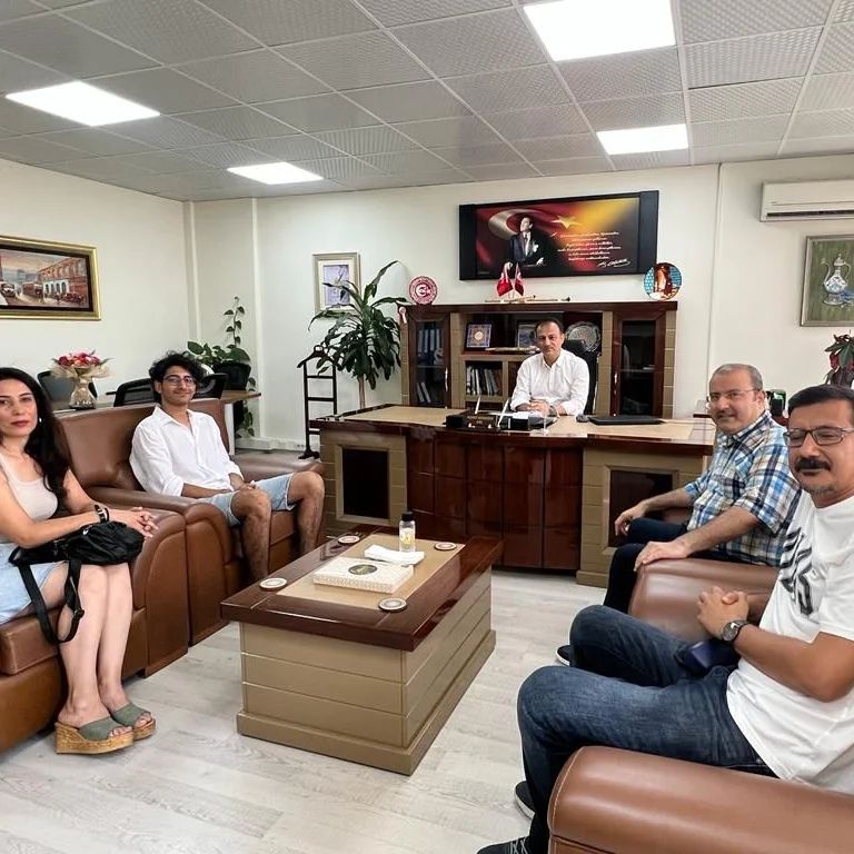 yenisehirmem_33's tweet photo. İlçe Müdürümüz Sayın @necmidinc, #yks2023  AYT SAYISAL'da Mersin 1⃣'inci,Türkiye 9⃣0⃣’ıncısı olan @mersineafl  öğrencisi Baran İNCİ'yi ailesi ve Okul Müdürü İmran BAĞDEMİR ile birlikte makamında misafir ederek tebrik etti ve öğrenim hayatında başarılar dileyerek hediye verdi. https://t.co/WMqAUSfY2c