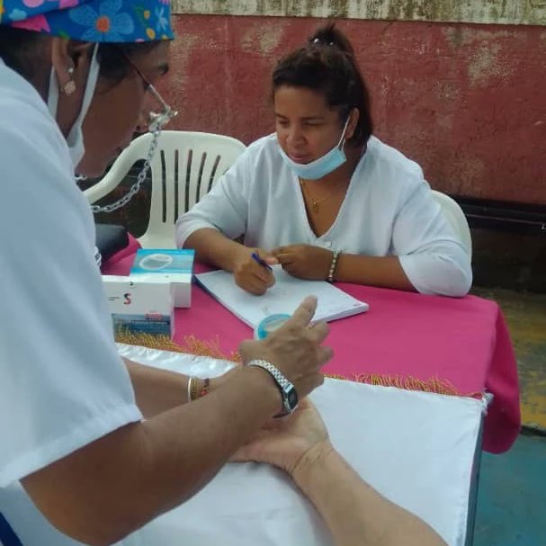 ivssparaparal's tweet photo. Hoy siguiendo los lineamientos de nuestra ministra @MagaGutierrezV y nuestro presidente @NicolasMaduro se realiza jornada médica preventiva en las comunidades de Los Cerritos a nuestro adultos mayores atendiendo 75 pacientes, #porunseguromassocial https://t.co/VoPdpq1jSi