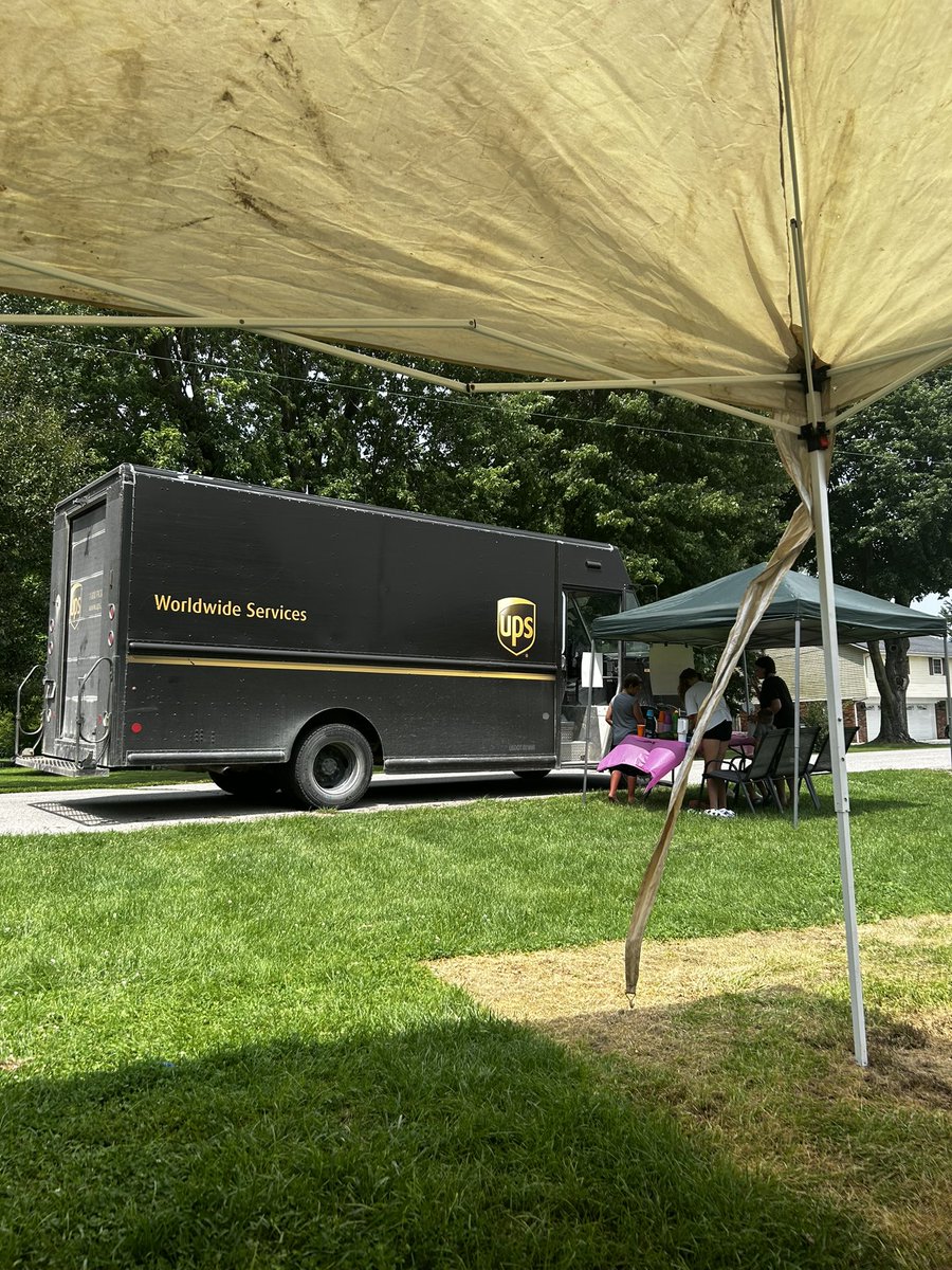 Kelly042917's tweet photo. @UPS thank you to the driver who stopped to support our lemonade stand in Medora Indiana https://t.co/vy6Lafclbn