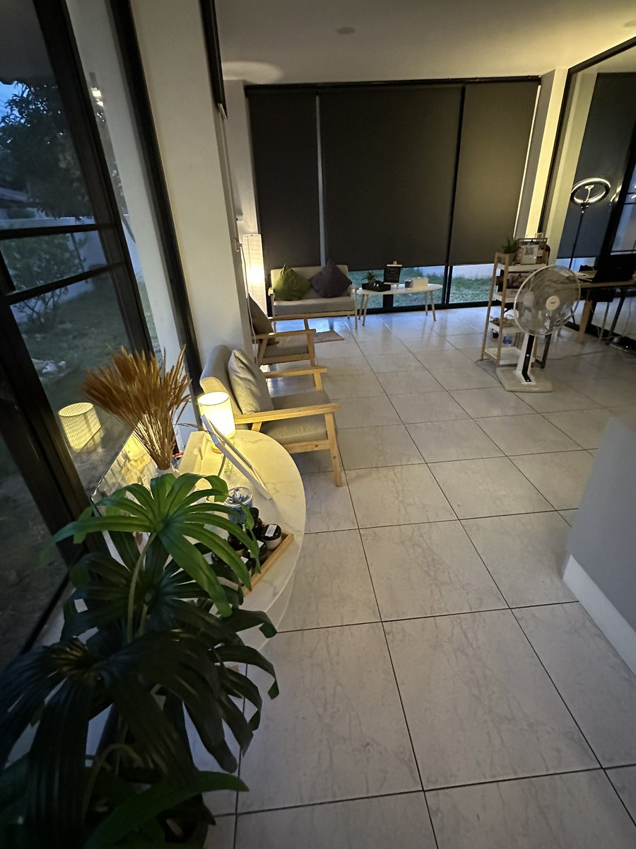 massageinside3's tweet photo. สำหรับบรรยากาศร้าน จะมีความ Minimal อยู่ตรงโถง lobby พอเข้าไปทาง Pr ร้านก็จะนำน้ำเปล่ามาเสริฟให้ และก็ให้เราเลือกกลิ่นอโรม่า มีทั้งหมด 3 กลิ่น 

1. Lavender
2.Jasmine 
3.Rice Milk

วันนี้เลือกนวดอโรม่า 90 นาที ใช้กลิ่น Lavender เลือกเสร็จก็ชำระเงิน แล้วก็นั่งรอน้องเวย์ แบบชิวๆ สักพักน้องก็เดินออกมารับ พาขึ้นห้องนวด การบริการรวมๆถือว่าดีเลยครับ