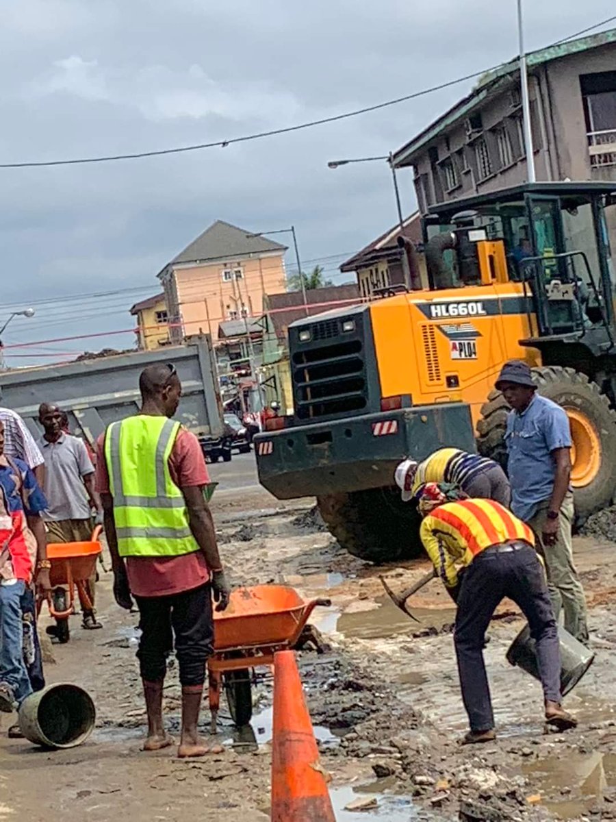 sograns's tweet image. Rehabilitation work has begun on Degema Street in Port Harcourt Township, just over a week after Governor Sir Siminalayi Fubara's on-the-spot visit to the state capital's terrible roads.

#SimIsWorking
#SimCares
#MOW

m.facebook.com/story.php?stor…