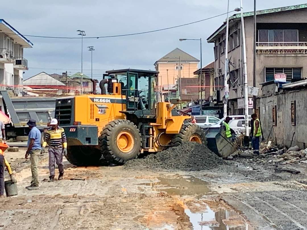 sograns's tweet image. Rehabilitation work has begun on Degema Street in Port Harcourt Township, just over a week after Governor Sir Siminalayi Fubara's on-the-spot visit to the state capital's terrible roads.

#SimIsWorking
#SimCares
#MOW

m.facebook.com/story.php?stor…
