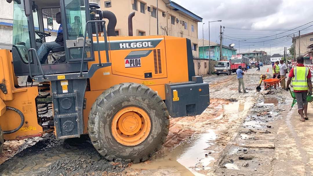 sograns's tweet image. Rehabilitation work has begun on Degema Street in Port Harcourt Township, just over a week after Governor Sir Siminalayi Fubara's on-the-spot visit to the state capital's terrible roads.

#SimIsWorking
#SimCares
#MOW

m.facebook.com/story.php?stor…