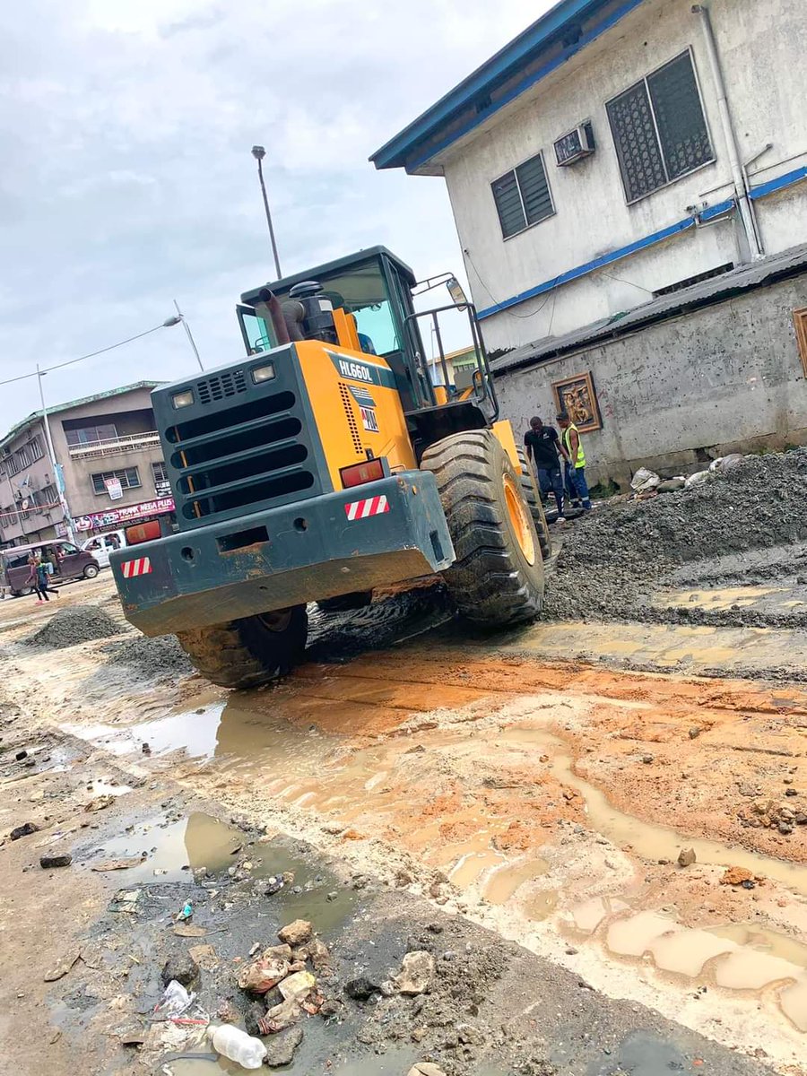 sograns's tweet image. Rehabilitation work has begun on Degema Street in Port Harcourt Township, just over a week after Governor Sir Siminalayi Fubara's on-the-spot visit to the state capital's terrible roads.

#SimIsWorking
#SimCares
#MOW

m.facebook.com/story.php?stor…