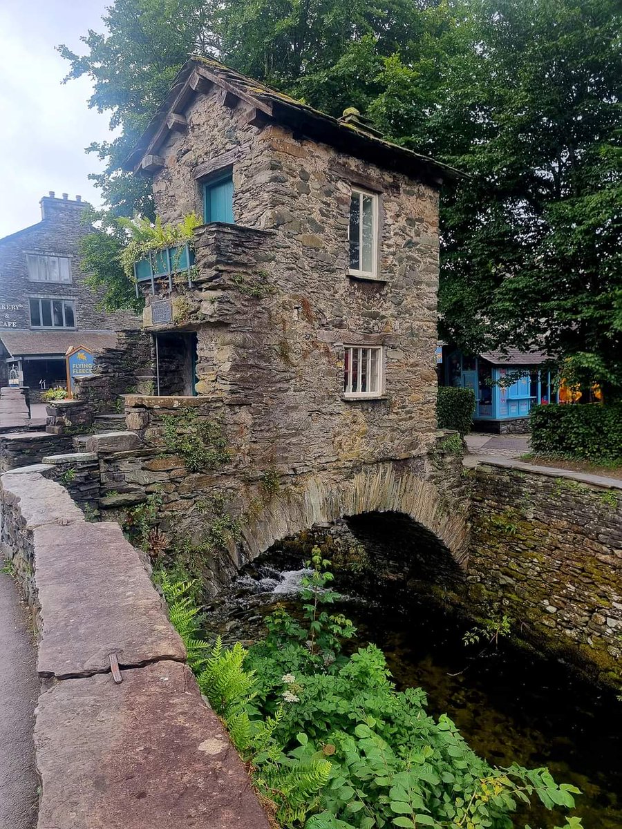 Bridge House in Ambleside, Lake District, Cumbria, England. It was first built as a bridge by Braithwaite family to allow access across beck, before a building was built on top of it in 17th Century CE. It was first used as an apple store, building has also been used as a…