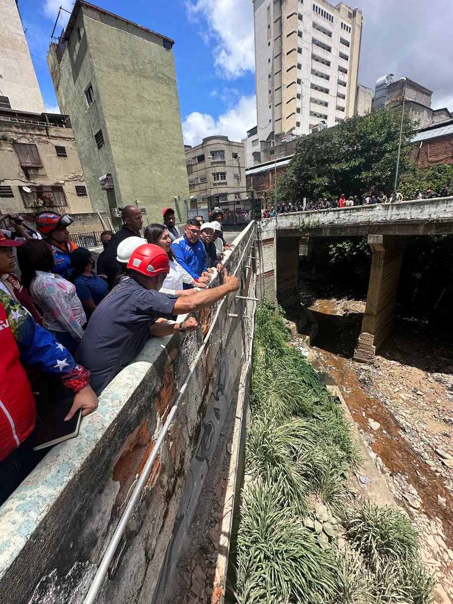 gestionperfecta's tweet photo. Ante el colapso de una edificación en la parroquia Altagracia, equipos de Protección Civil, Bomberos y diferentes organismos de Seguridad Ciudadana se trasladaron al lugar desde la madrugada de este #27Jul para evacuar a tiempo a las 25 familias que allí residían.

#MaduroSíVa https://t.co/PaTRf7XGza