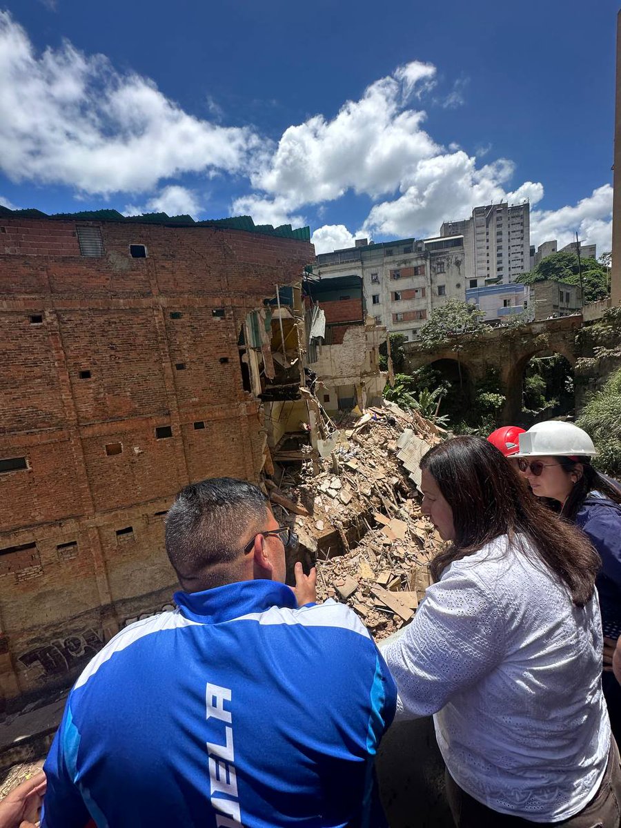 gestionperfecta's tweet photo. Ante el colapso de una edificación en la parroquia Altagracia, equipos de Protección Civil, Bomberos y diferentes organismos de Seguridad Ciudadana se trasladaron al lugar desde la madrugada de este #27Jul para evacuar a tiempo a las 25 familias que allí residían.

#MaduroSíVa https://t.co/PaTRf7XGza
