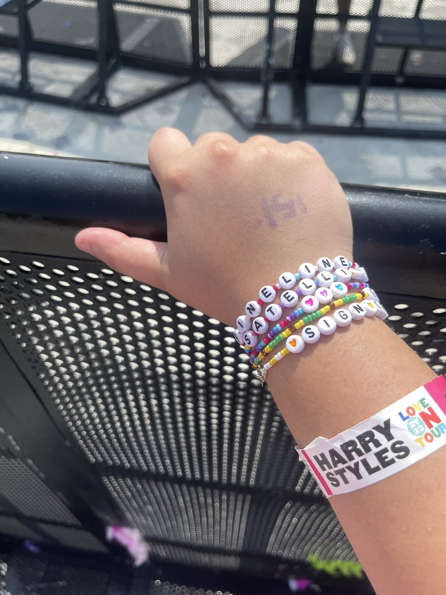 rt for good luck to get barricade at your next concert 🍀🍀
