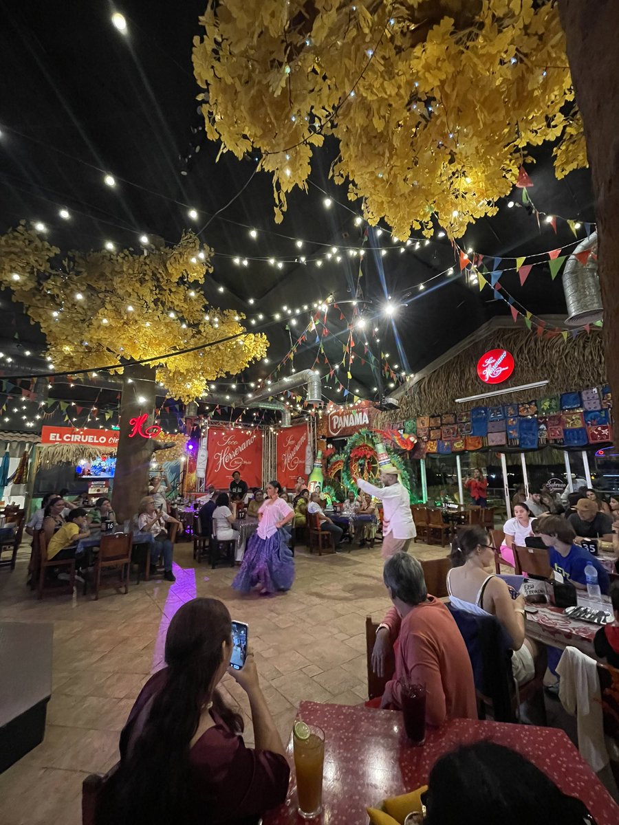En la inauguración de #LaCantina - Restaurante Sabroso Panamá. Buen lugar para disfrutar en familia.