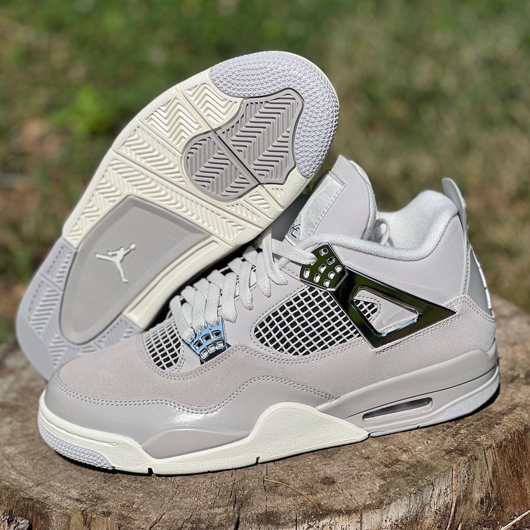 TheSiteSupply's tweet photo. Air Jordan 4 "Frozen Moments" drops August 26th 🧊 https://t.co/77CisyzgPD 

📸 @chriscolgan https://t.co/HeHGlgDd17