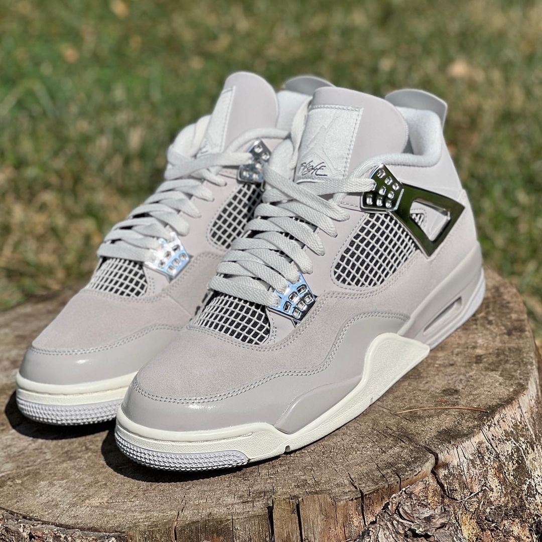 TheSiteSupply's tweet photo. Air Jordan 4 "Frozen Moments" drops August 26th 🧊 https://t.co/77CisyzgPD 

📸 @chriscolgan https://t.co/HeHGlgDd17