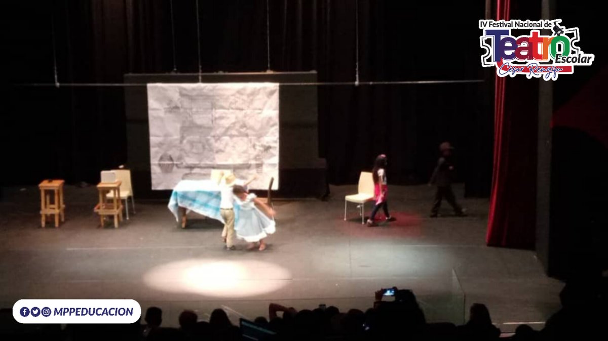¡Cojedes en actuación!

La delegación de Cojedes hace su presentación en el IV Festival de Teatro César Rengifo, con la obra, "Vais a ver un barullo de gente, en el lago de Maracaibo.
#FestivalDeTeatroCesarRengifo
<a href="/NicolasMaduro/">Nicolás Maduro</a> <a href="/_LaAvanzadora/">Yelitze Santaella</a> @MPPEDUCACION <a href="/MovimientonTCR/">Movimiento de Teatro César Rengifo</a>
