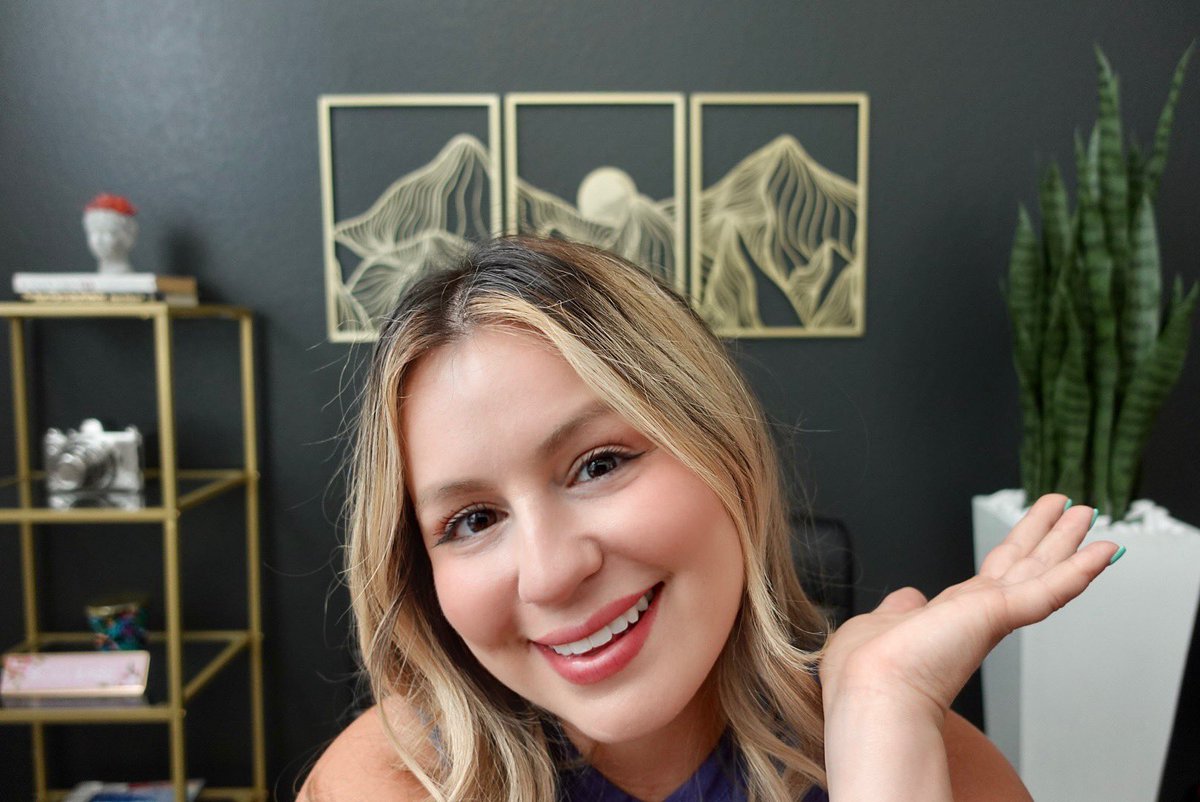 dianacabrices's tweet photo. I did it y’all 🥹

I finally designed an office space I am proud of

Interior design? Notttt my thing

But with enough youtube vids and some inspo from friends, my new home studio is a reality! 🎊 https://t.co/MWDudXjlKP