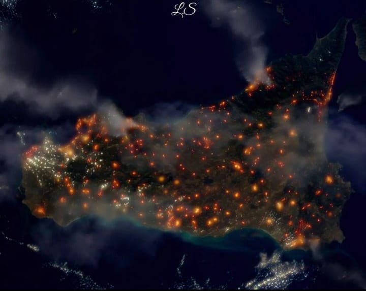 jusepmplanas's tweet photo. Tots els focs de Sicilia 
Foto des del satèl·lit la nit  del dilluns a dimarts 
Vía... ma germana https://t.co/3xmIGzzlLe