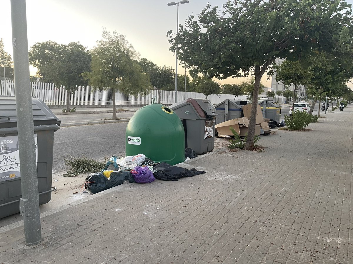 wjaxxx's tweet photo. @LipasamSevilla @Ayto_Sevilla @urba_pitamo Así están los contenedores de basura en avenida del flamenco. Desde hace meses vivimos muchos vecinos y los servicios de limpieza no están adecuados a la cantidad de vecinos https://t.co/AtXmGw7mXJ