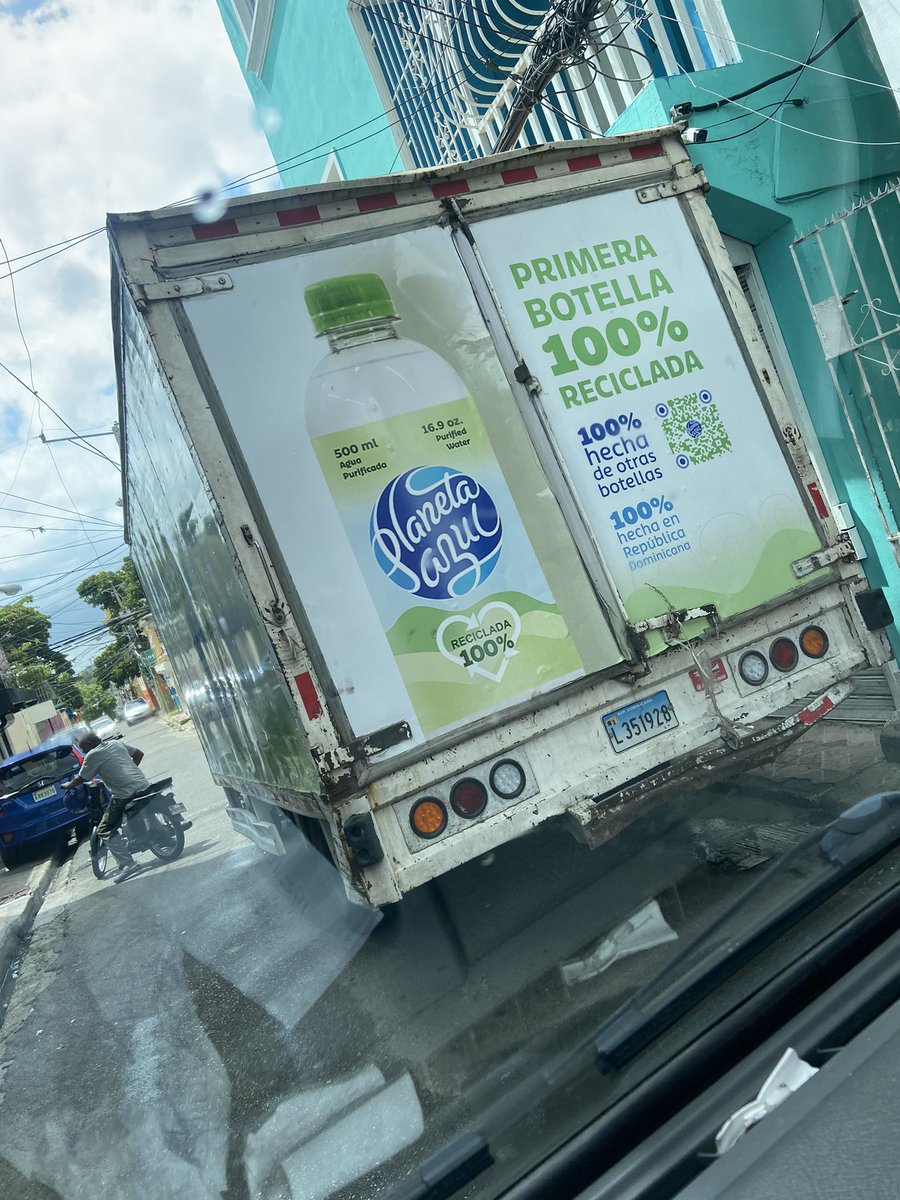 eubin0110's tweet photo. Y serás que la grandes empresas están por encima de la ley? Este camión de @PlanetaAzulRD cierra la calle Santa Fe tres veces a la semana en los guandules a igual que los @CervPresidente https://t.co/seaB3OVX5S