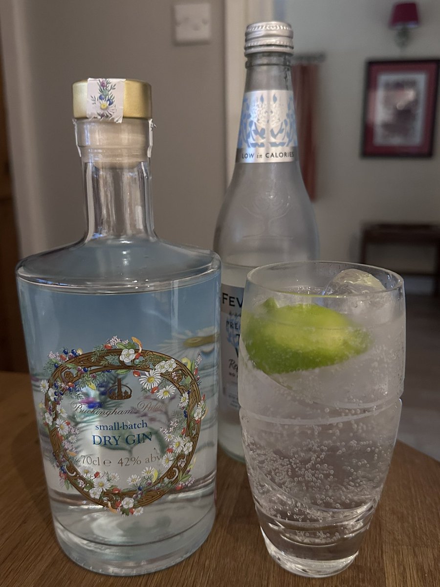 alan_shropshire's tweet photo. Cheers everyone! I’m trying Buckingham Palace Dry Gin flavoured with lemon verbena, hawthorn berries and mulberry leaves are among the 12 botanicals hand-picked for the gin in the Gardens at Buckingham Palace #ginoclock #ginclub #chinchin https://t.co/tSYBe34an8 https://t.co/D63d0Y56UC