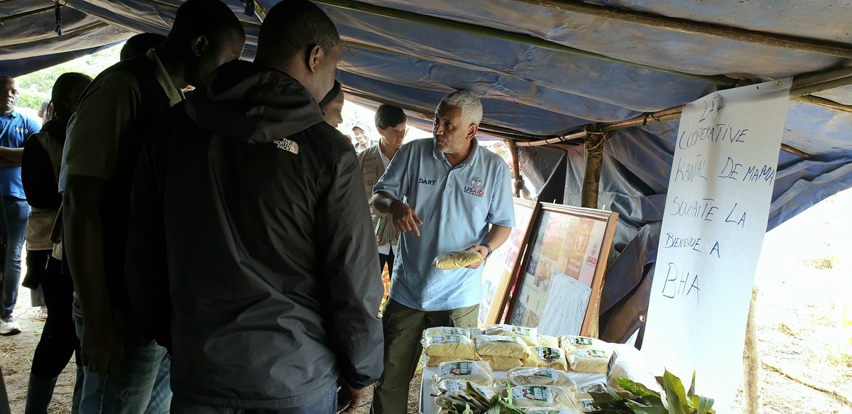 WFP_Cameroon's tweet photo. #Cameroon🇨🇲

Inspiring day at Mama village❗️ East region

@USAIDSavesLives team led by Ibrahim Younis visits resilient agri-activities &amp; social cohesion efforts

Thanks to #WFP, CAR refugees &amp; host pop. unite to produce &amp; transform food, strengthening bonds of love &amp; solidarity https://t.co/ZhWr7HX4I0