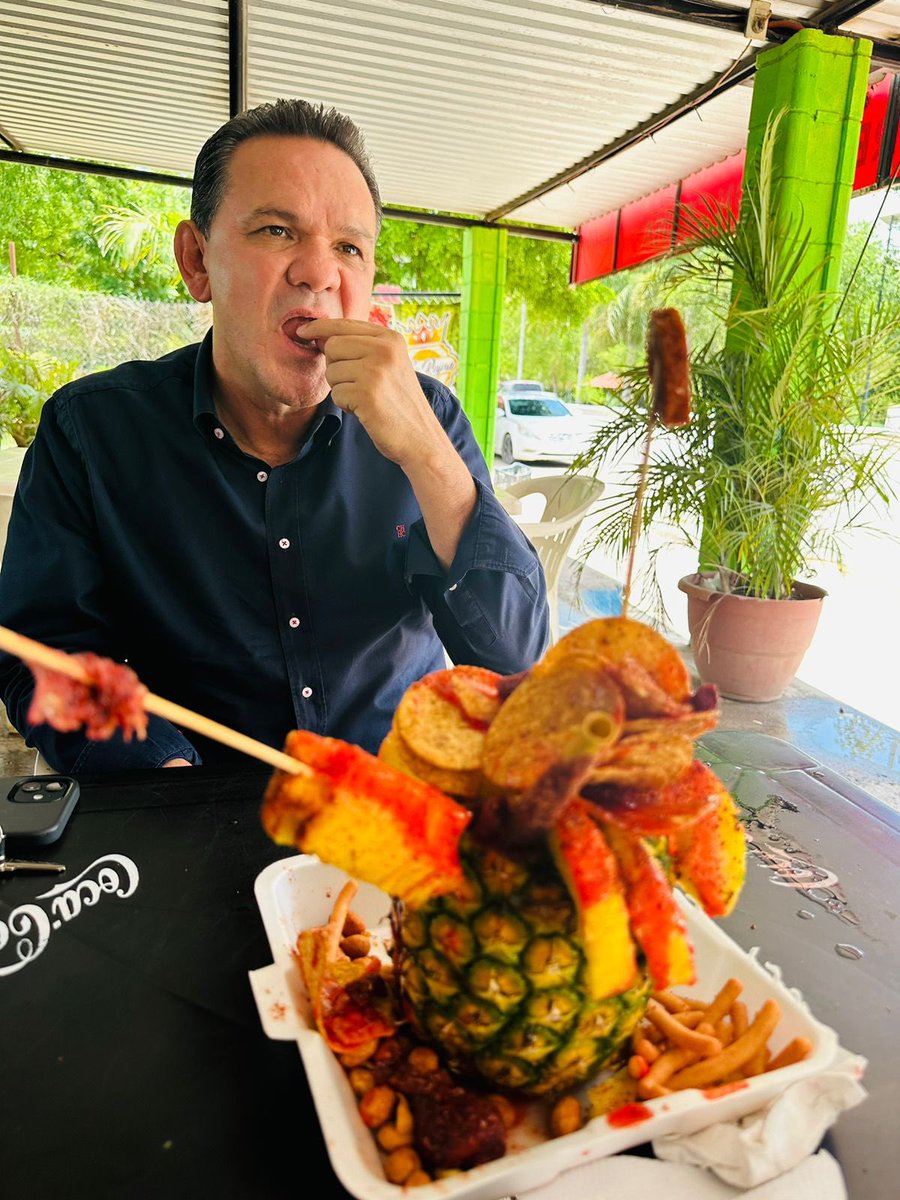 Disfrutando de un rico raspado con nuestras amigas Mariana López quien será nuestra presidenta de Movimiento Ciudadano en Sinaloa de Leyva y Beatriz Castro, delegada de mujeres en el municipio. Sinaloa se está pintando de naranja.

#ElFuturoEsNaranja
