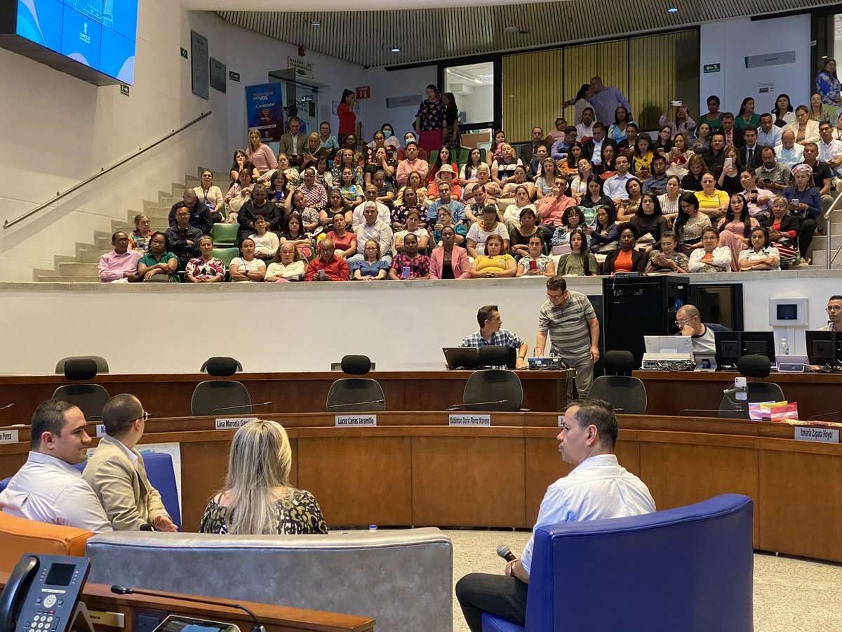 FelipeBetancurC's tweet photo. 💡#MIRAyEmprende | Gracias a la implementación de la política pública de vendedores informales, juntos hemos logrado grandes avances:

➡️Uso adecuado de espacio público.
➡️Impulso de empleo y crecimiento económico.
➡️Entrega de carnets a 2.364 vendedores informales.
@PartidoMIRA https://t.co/P56CTVRXoA