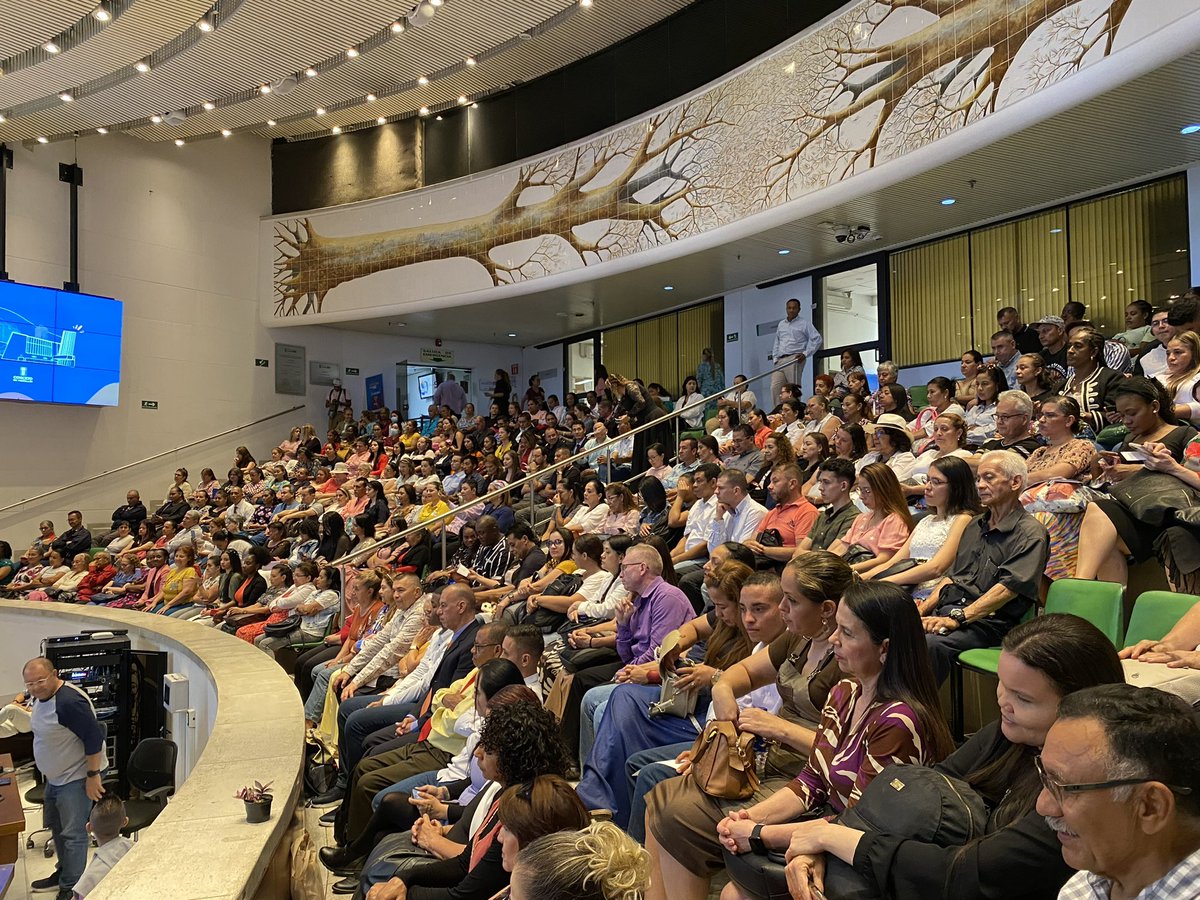 FelipeBetancurC's tweet photo. 💡#MIRAyEmprende | Gracias a la implementación de la política pública de vendedores informales, juntos hemos logrado grandes avances:

➡️Uso adecuado de espacio público.
➡️Impulso de empleo y crecimiento económico.
➡️Entrega de carnets a 2.364 vendedores informales.
@PartidoMIRA https://t.co/P56CTVRXoA