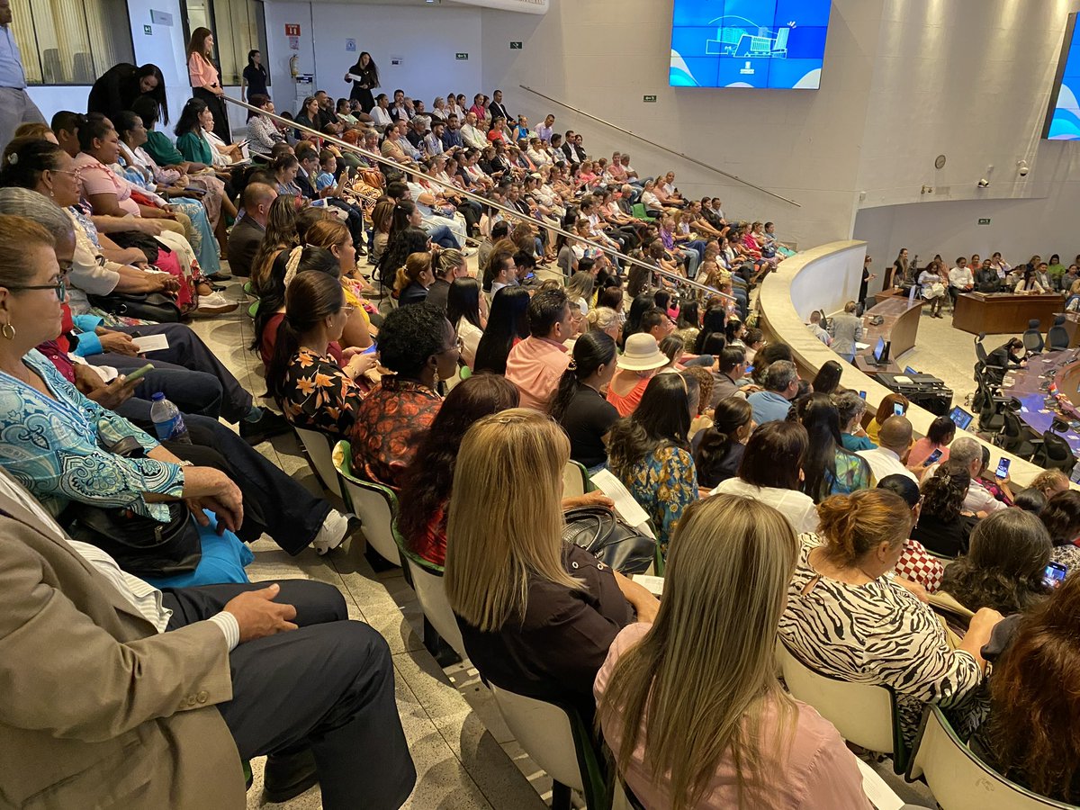 FelipeBetancurC's tweet photo. 💡#MIRAyEmprende | Gracias a la implementación de la política pública de vendedores informales, juntos hemos logrado grandes avances:

➡️Uso adecuado de espacio público.
➡️Impulso de empleo y crecimiento económico.
➡️Entrega de carnets a 2.364 vendedores informales.
@PartidoMIRA https://t.co/P56CTVRXoA